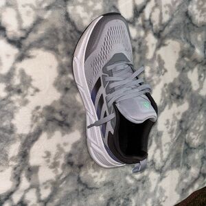 Adidas Bounce size 9- almost new